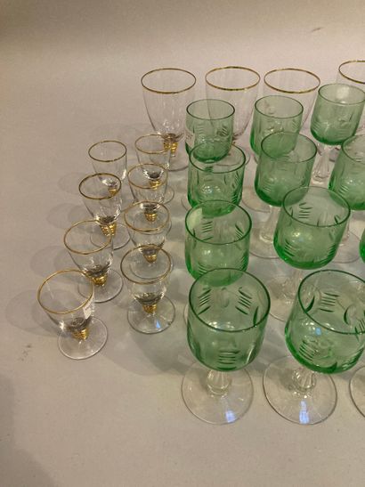 null Suite de 26 verres à vin blanc à pied en verre, calice en verre vert taillé,

pied...