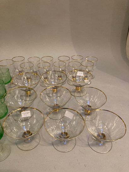 null Suite de 26 verres à vin blanc à pied en verre, calice en verre vert taillé,

pied...