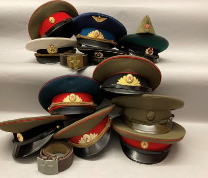 null Important lot de casquettes russes (URSS), 9 pièces, dont : infanterie ; aviation,...