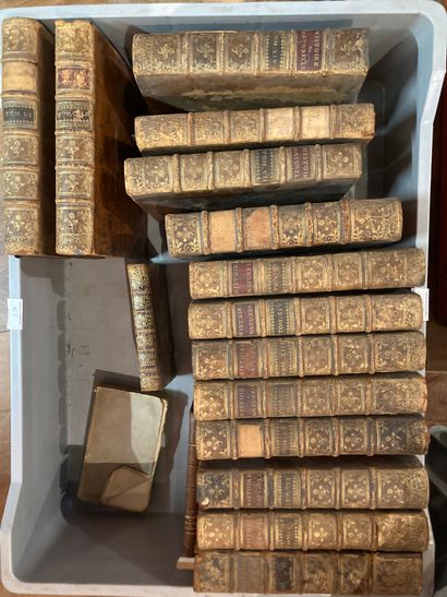 null 
Lot of bound volumes, paperbacks and miscellaneous

Worn, lot sold as is
ref...