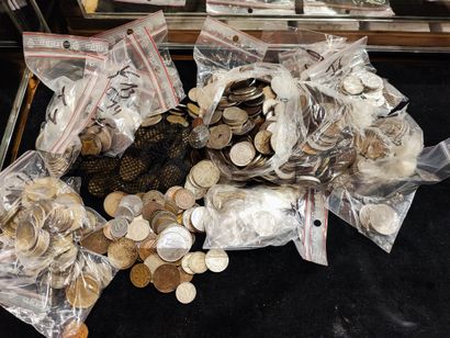 
Fort lot d’environ 400 monnaies XIXe et...