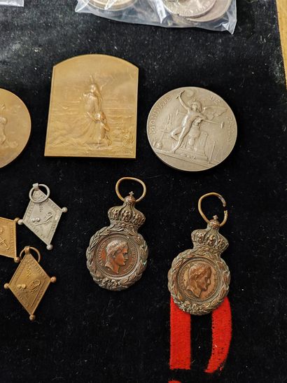 null 
Lot de 15 médailles, plaquettes et insignes XIXe, métaux divers, différents...