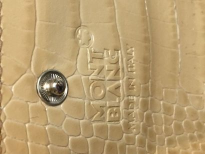 null MONTBLANC made in Italy Petit porte-monnaie en cuir beige embossé façon crocodile,...