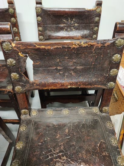 null Suite de six chaises à barrettes dans le style espagnol du XVIIème siècle_x000D_

En...