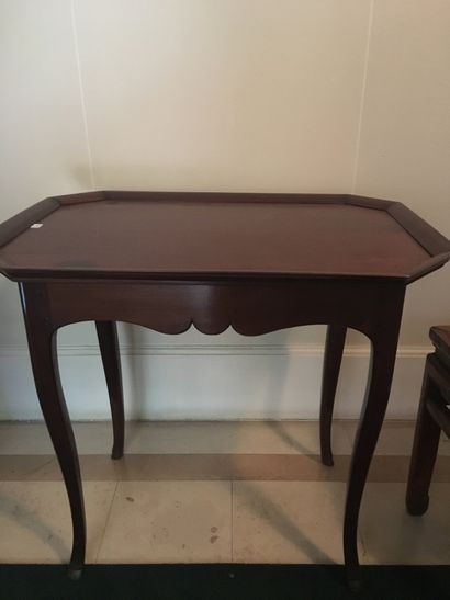 null Set of two mahogany veneered tables. One octagonal (73x78x55 cm), the other...