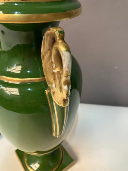 null Paire de vases en porcelaine, anses figurant des cygnes, décor de Napoléon et...