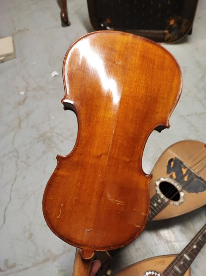 null Lot of musical instruments: violin (length: 60 cm, 2 mandolins (accidents and...