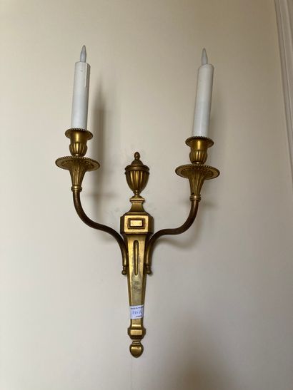 null Deux paires d'appliques à deux bras de lumières : une de style Louis XV et une...