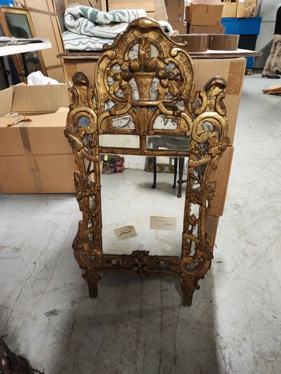 null Miroir de trumeau en bois doré et sculpté Travail du XVIIIème siècle_x000D_

H.:...