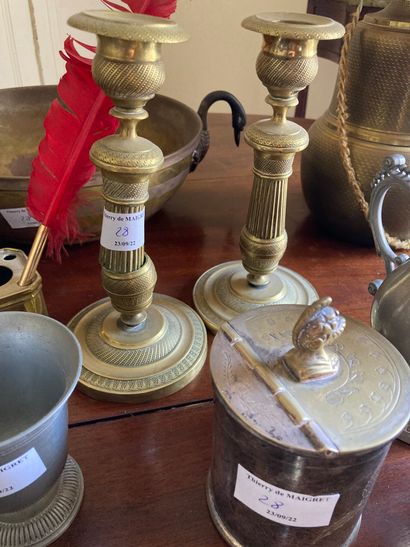 null Lot of various metal trinkets including a pair of lamps, a tea box, a coffee...