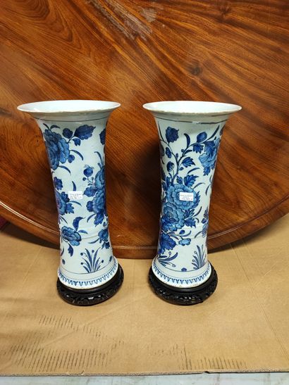 null 
Garniture composée de Trois vases couvert en porcelaine dans le gout de Delft...