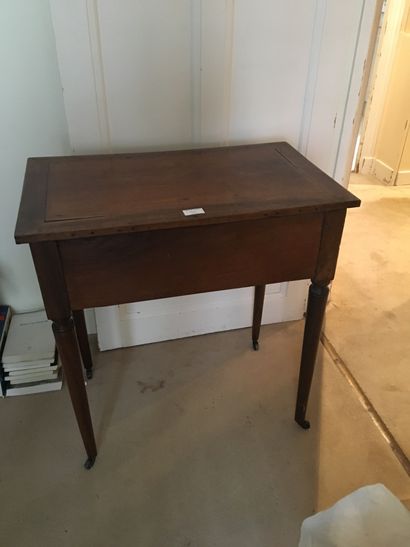 Petite table en bois ouvrant par un tiroir,...