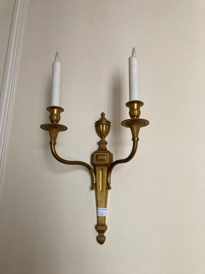 null Deux paires d'appliques à deux bras de lumières : une de style Louis XV et une...