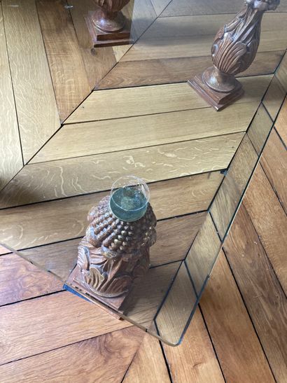 null Table basse plateau en verre, pieds en bois sculpté forme de vases balustres_x000D_

Travail...