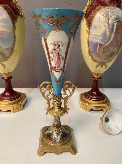 null Pair of porcelain covered vases decorated with Venus and Love in reserves, on...