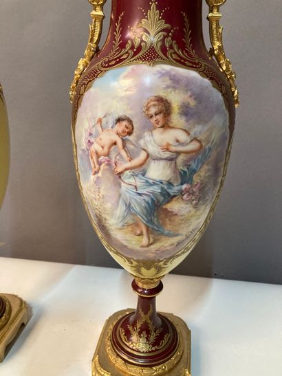 null Paire de vases couverts montés en porcelaine à décor de Vénus et Amour dans...