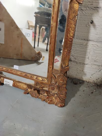 null Miroir à parecloses et son fronton, en bois sculpté et doré De style Louis XVI_x000D_

H.:...