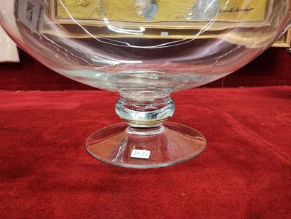 null Glass punch bowl. Diameter: 45 cm. Height: 30 cm.
