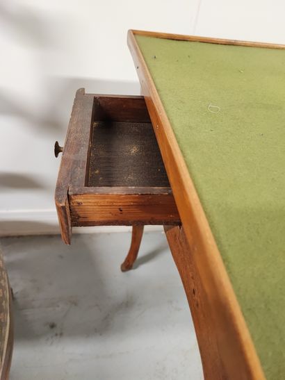 null Table à jeux rustique en bois naturel ouvrant par deux tiroirs latéraux, les...