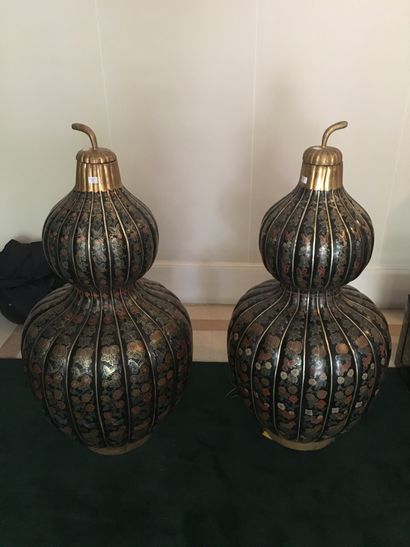 Deux vases en forme de coloquinte en compoisition...