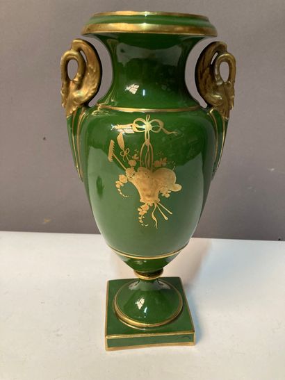 null Paire de vases en porcelaine, anses figurant des cygnes, décor de Napoléon et...