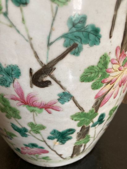 null Potiche en porcelaine de la Chine à décor en émaux de la famille rose d'un phénix...