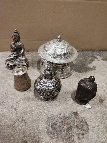 Asie. Deux bouddhas en bronze argenté, boite...