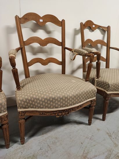 null Suite de quatre fauteuils « bonne femme » en bois clair naturel sculpté, le...