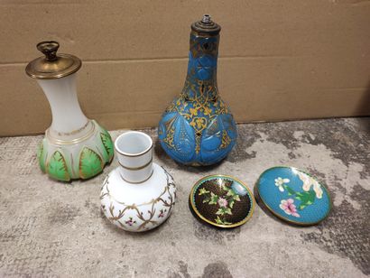  Deux vases en opaline montés, vase en porcelaine dans le gout de Sèvres, deux coupellers...