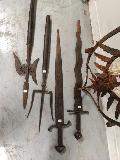 null Set of 2 swords, 1 fork and 1 halberd of style (4 pieces, missing, accidents)....