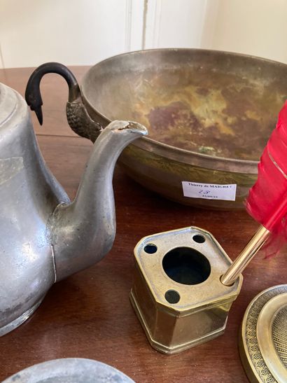 null Lot of various metal trinkets including a pair of lamps, a tea box, a coffee...