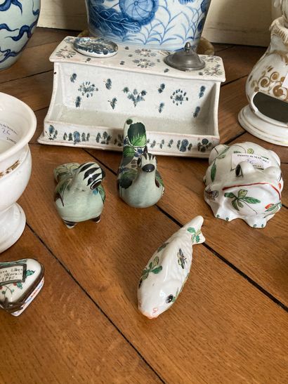 null Lot de céramiques divers dont tisanière et tasse en porcelaine de Paris à décor...