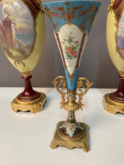 null Pair of porcelain covered vases decorated with Venus and Love in reserves, on...