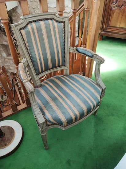 null Suite de trois fauteuils laqués. Style Louis XVI. Dim.: 87 x 60 x 50 cm. Usures...