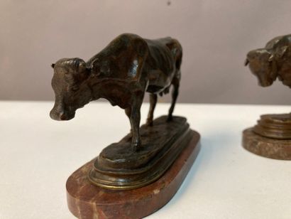 null Vache et Taureau _x000D_

deux groupes en bronze patinés bruns, sur socle en...
