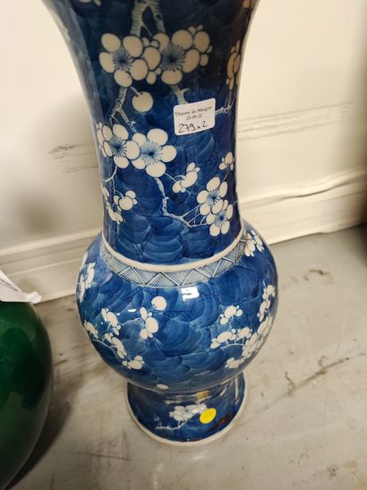 null Vase en porcelaine en blanc et bleu Japon, H : 45 cm_x000D_

Vase en céramique...