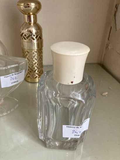 null Lot de flacons de parfum dont Guerlain _x000D_

Usures et accidents