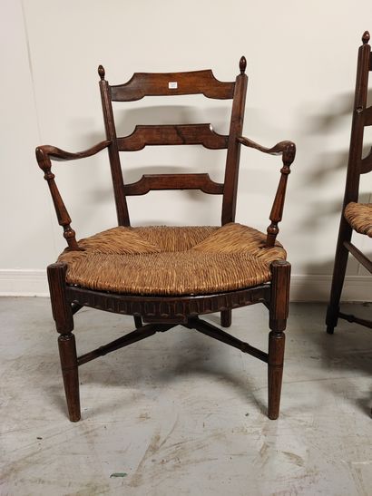 null Deux fauteuils « bonne femme », l’assise paillée, les supports d’accotoirs en...