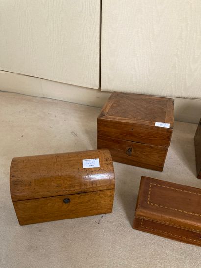 null Lot de boîtes et coffrets en bois marqueté à décor divers dont écritoire, boîte...