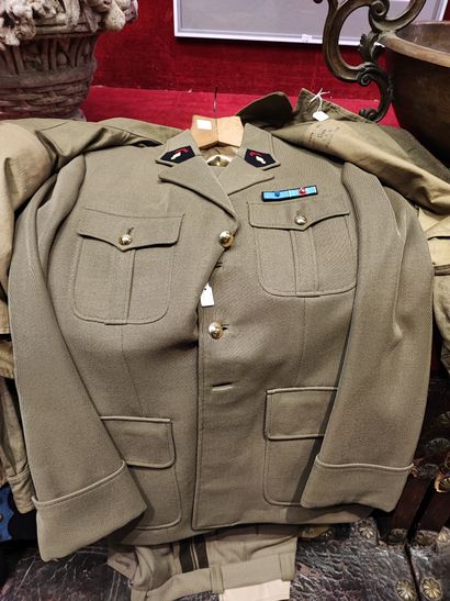 Une veste militaire kaki, un uniforme de...