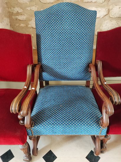 null Lot de trois fauteuils dont une paire : _x000D_

L'un garni de tissu bleu rayé...