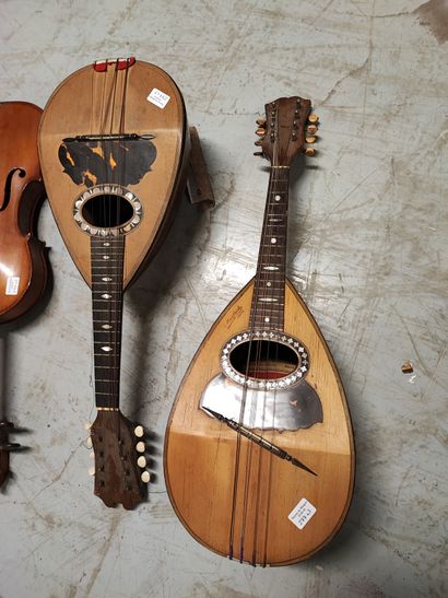 null Lot d'instruments de musique : violon (long: 60 cm , 2 mandolines (accidents...