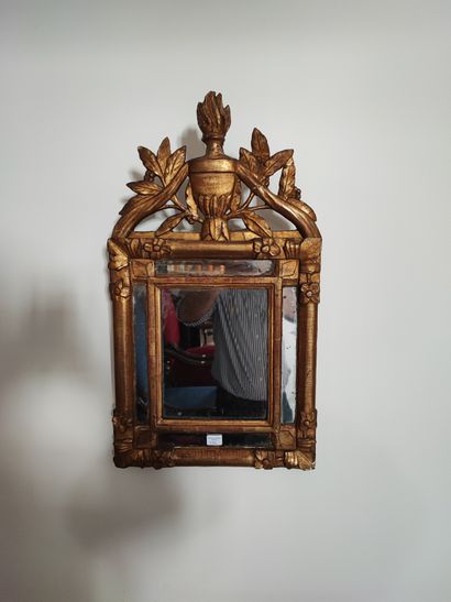 null Petit miroir à parcloses en bois doré. Haut.: 57 cm. Usures (inv.35)
