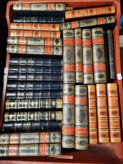  3 mannettes de volumes reliés XIXè XIXe XXe. dont Victor Hugo, La Fontaine et d...