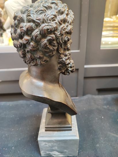 null Buste d'un empereur romain "Lucius Verus" en bronze patiné, sur piédouche, reposant...