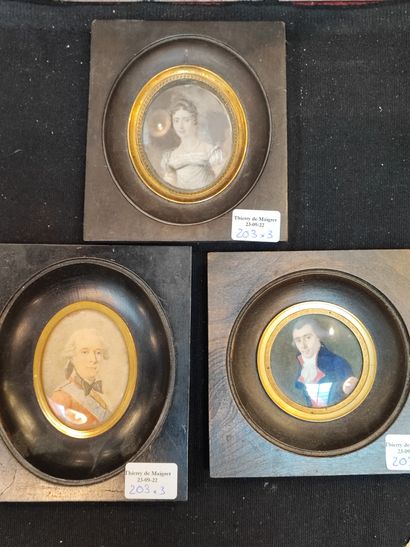 null Trois miniatures comprenant : deux portraits d'homme et un portrait de femme....