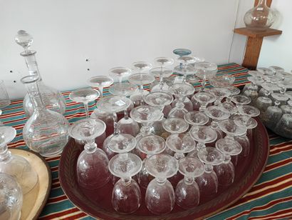  Partie de service comprenant verres et carafes en cristal à décor de rinceaux, enroulements...