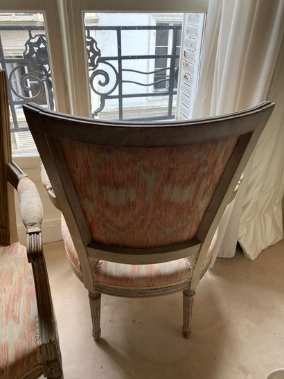 null Paire de fauteuils en bois laqué gris_x000D_

Style Louis XVI_x000D_

H : 84...
