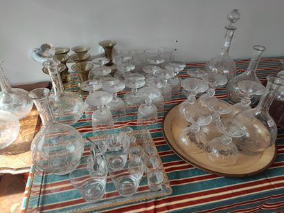 null Partie de service comprenant verres et carafes en cristal à décor de rinceaux,...