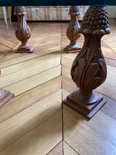 null Table basse plateau en verre, pieds en bois sculpté forme de vases balustres_x000D_

Travail...